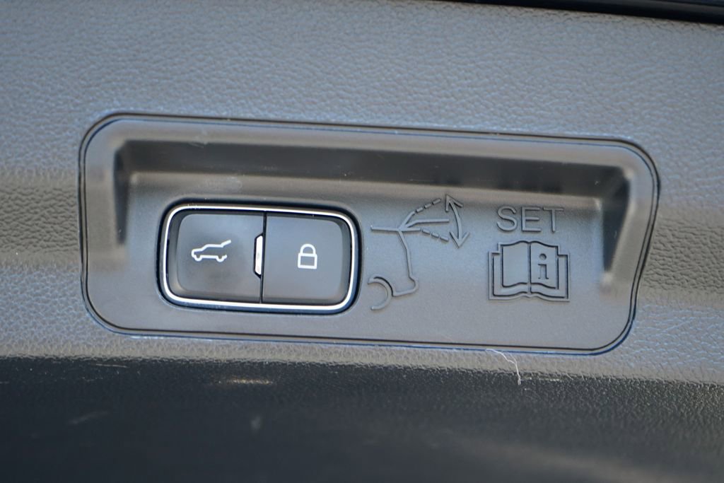 Used 2020 Ford Explorer Limited image 11