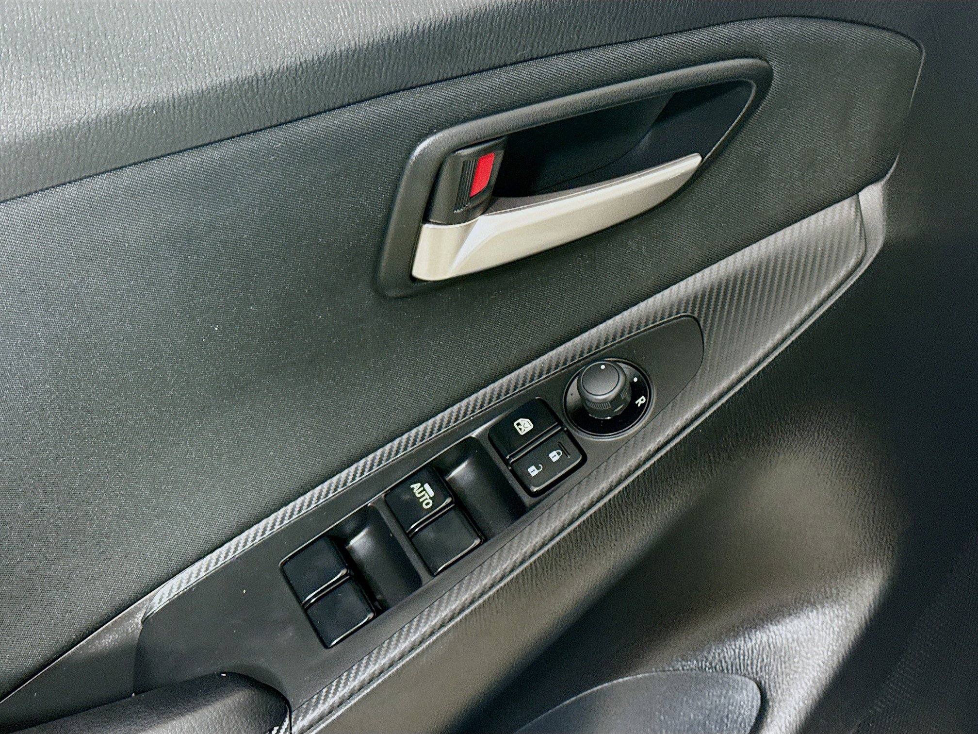 Used 2019 Toyota Yaris L image 24