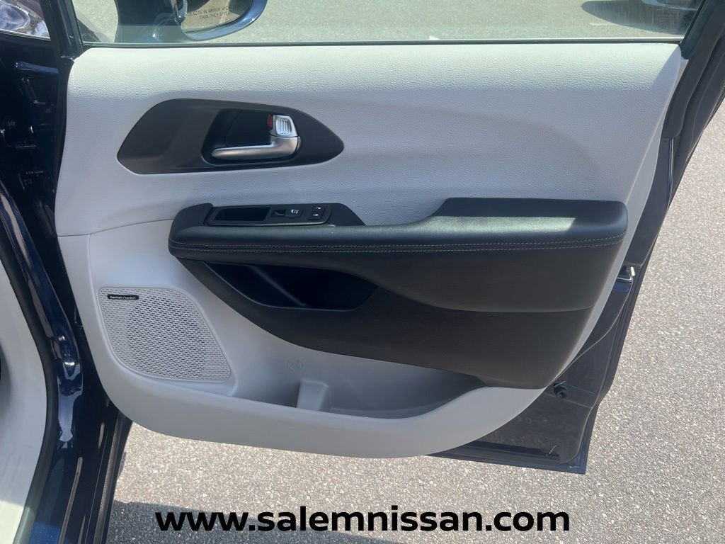 Used 2020 Chrysler Pacifica Limited FWD image 26