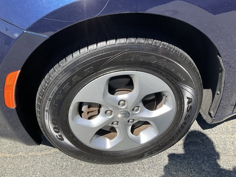 Used 2017 Chrysler Pacifica Touring-L Plus FWD image 9