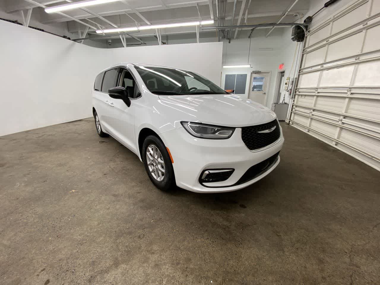 Used 2024 Chrysler Pacifica Touring-L FWD image 8