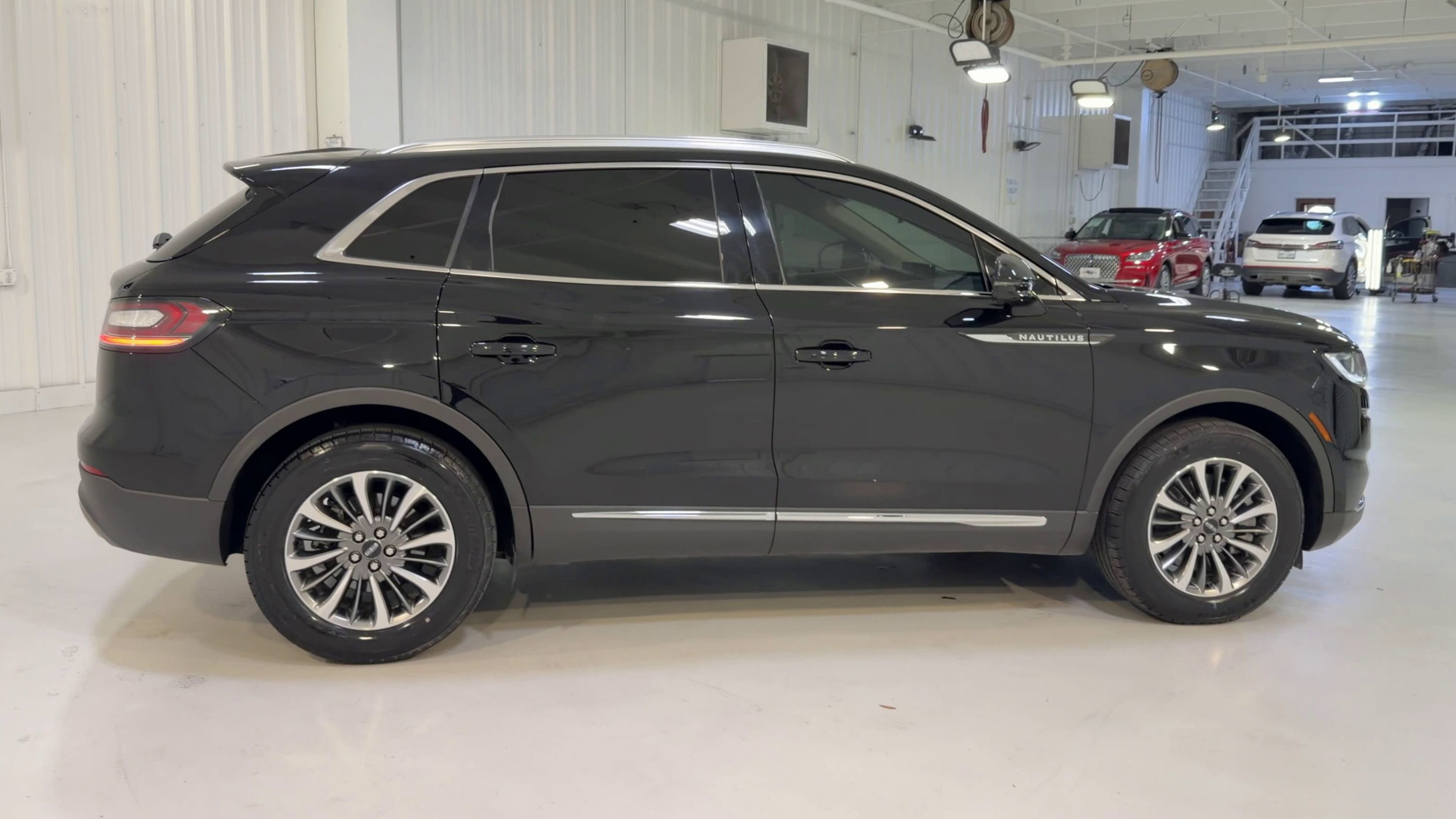 Used 2023 Lincoln Nautilus FWD w/ Premium Package image 2