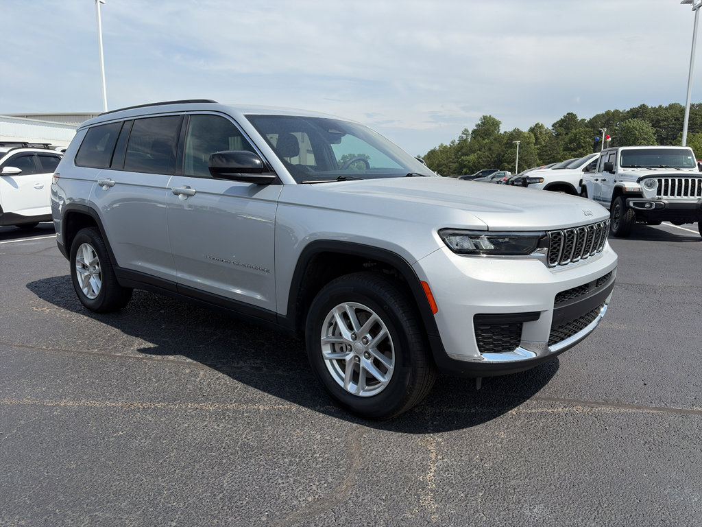 Used 2025 Jeep Grand Cherokee L Laredo AWD/4WD image 3