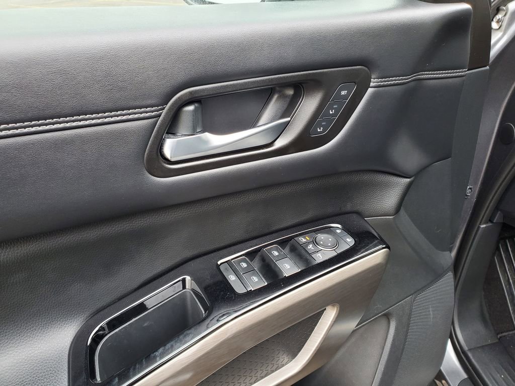 Used 2023 Nissan Pathfinder Platinum image 15