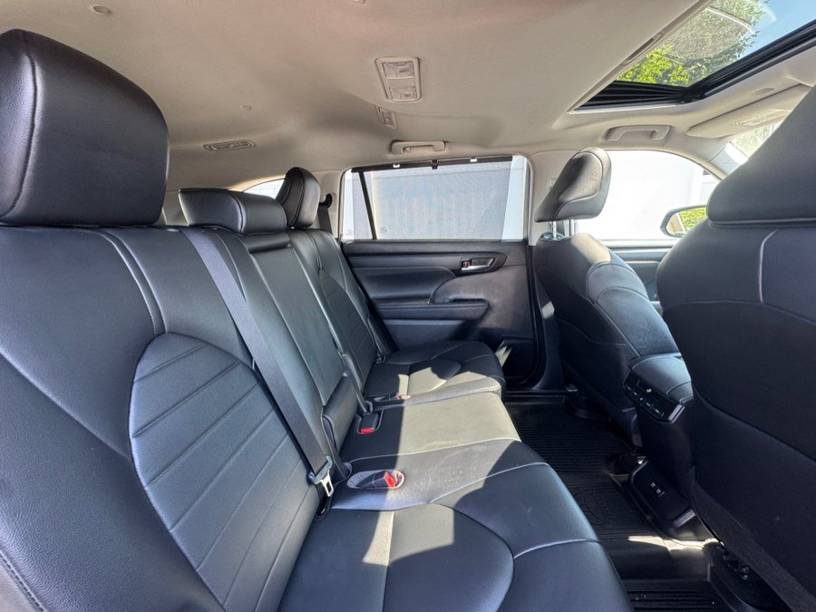 Used 2021 Toyota Highlander XLE AWD/4WD image 34