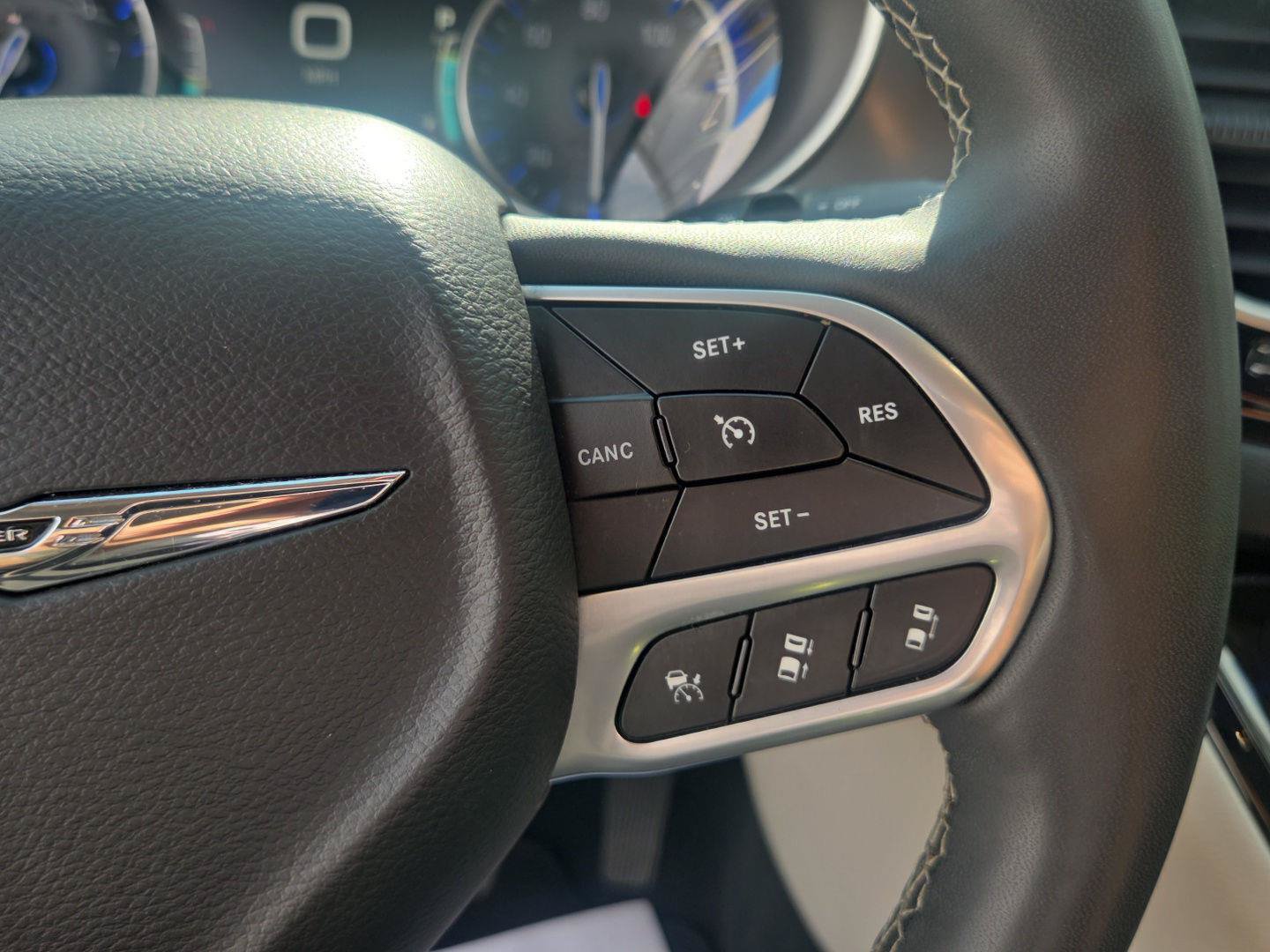 Used 2023 Chrysler Pacifica Touring-L FWD image 26