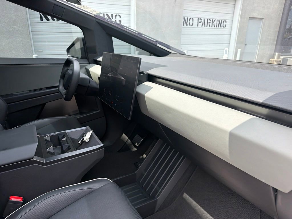 Used 2025 Tesla Cybertruck AWD Crew Cab image 18