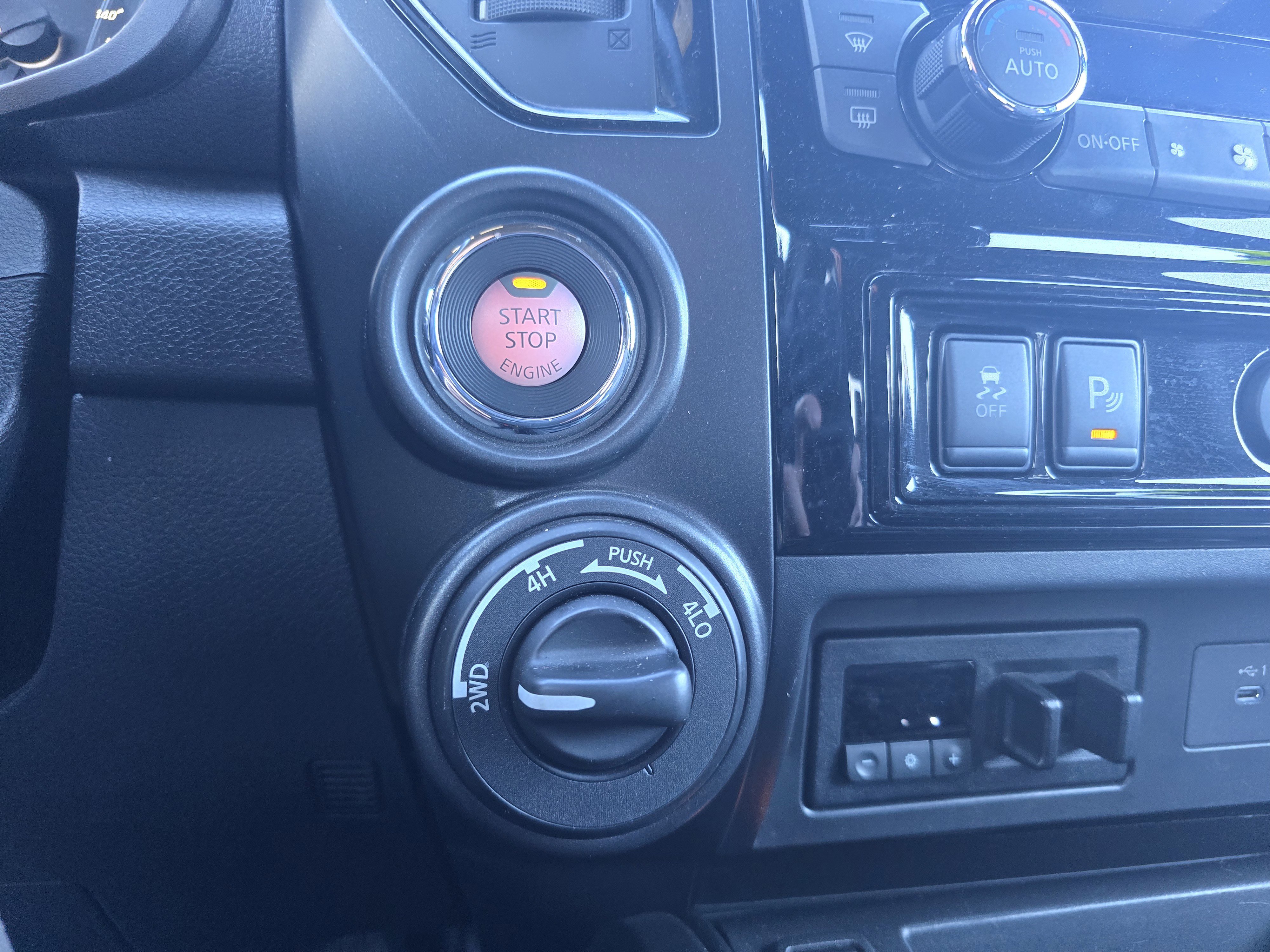 Used 2024 Nissan Titan SV w/ SV Convenience Package image 28