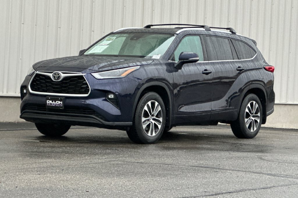 Used 2022 Toyota Highlander XLE AWD/4WD image 4