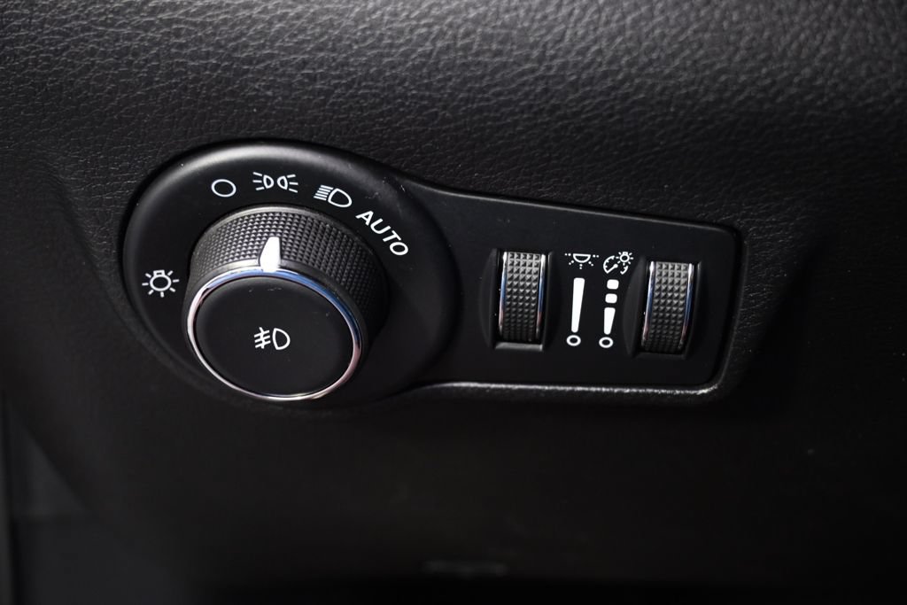 Used 2025 Jeep Compass Latitude w/ Sun & Sound Group AWD/4WD image 22