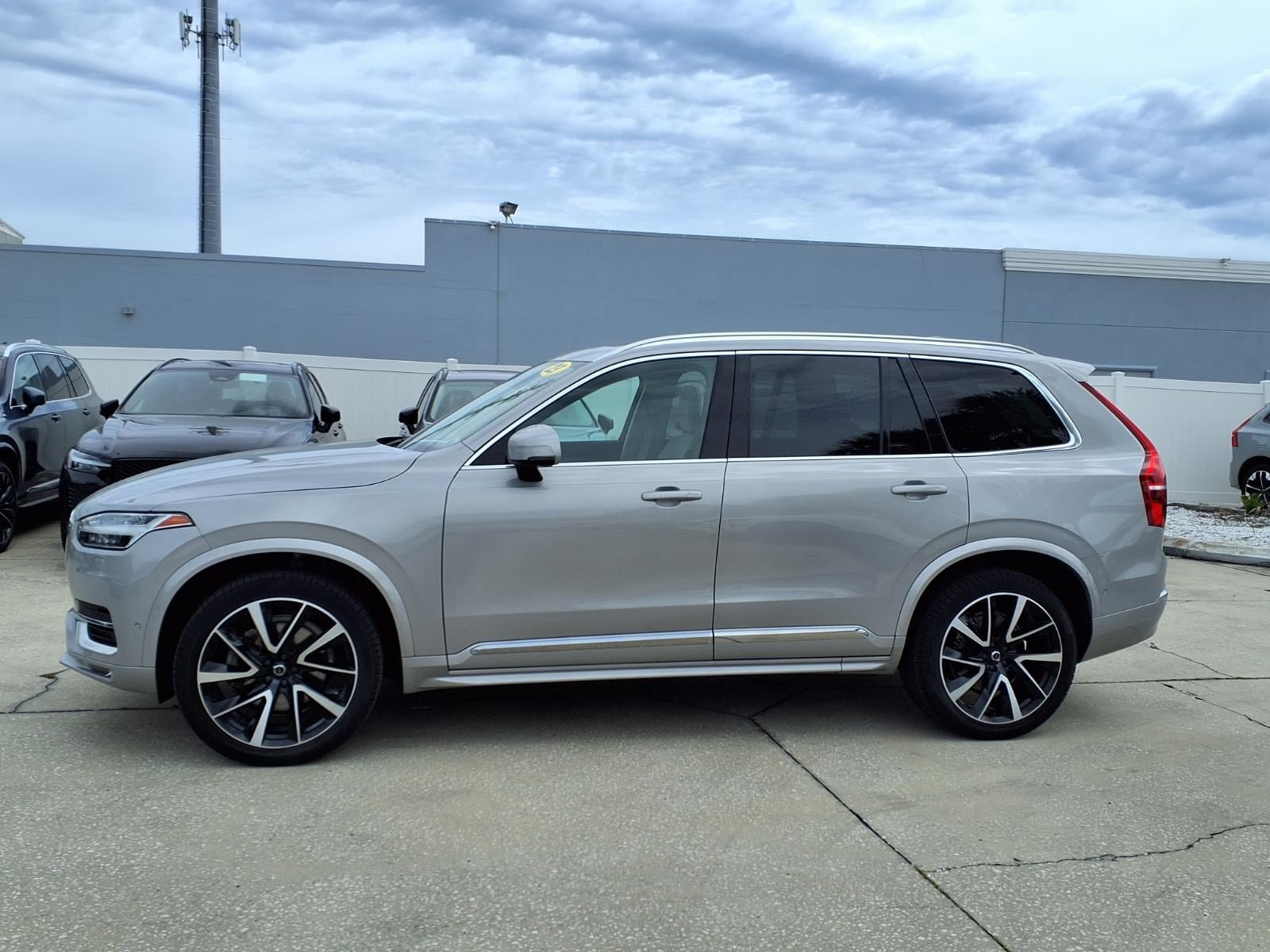 Certified 2023 Volvo XC90 B6 Plus AWD/4WD image 4