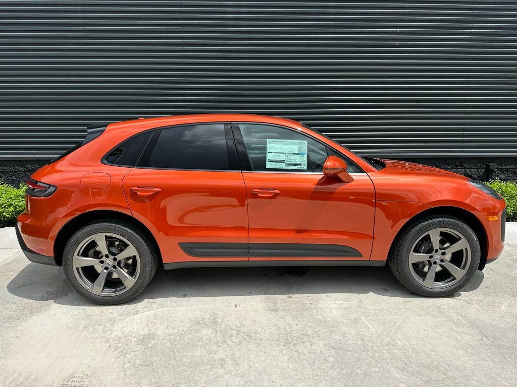 Certified 2025 Porsche Macan AWD/4WD image 8
