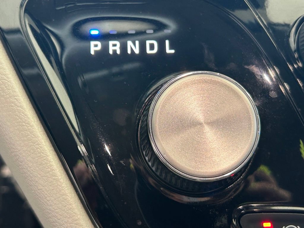 Used 2024 Chrysler Pacifica Touring-L FWD image 9