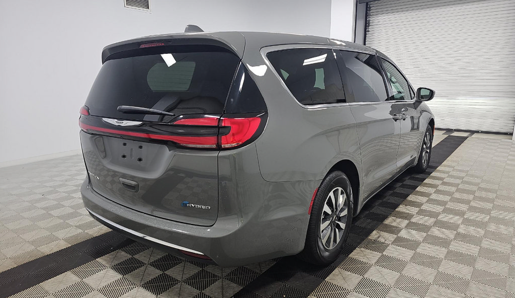 Used 2022 Chrysler Pacifica Touring-L FWD image 5