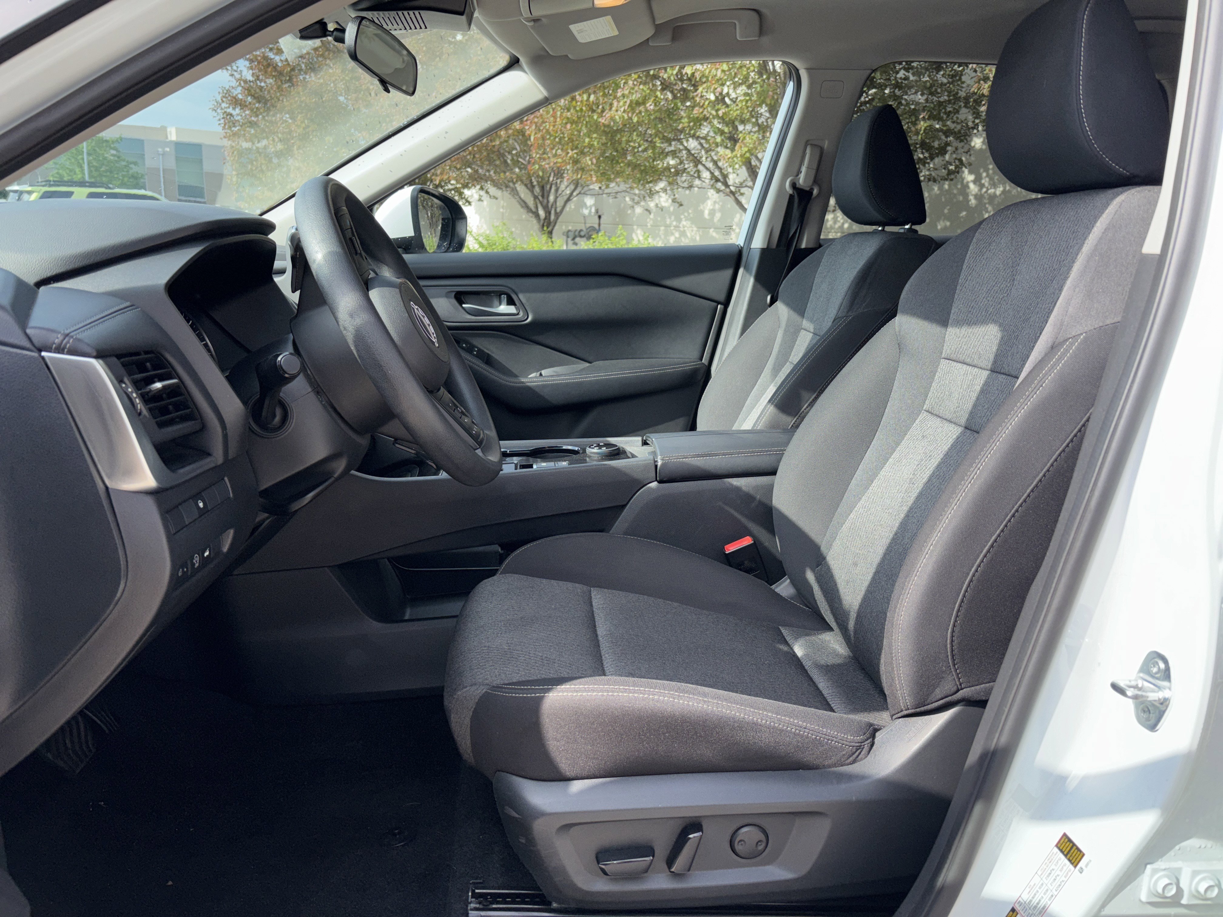 Used 2024 Nissan Rogue SV AWD/4WD image 15
