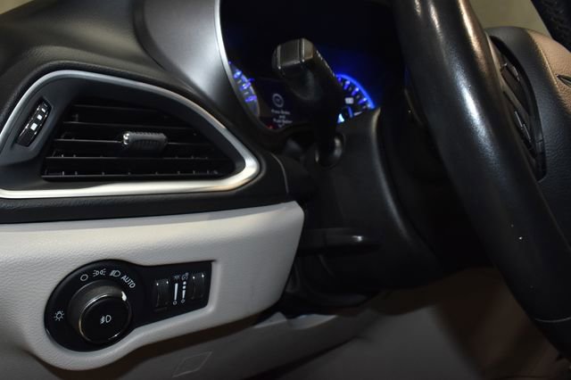 Certified 2020 Chrysler Pacifica Touring-L image 27