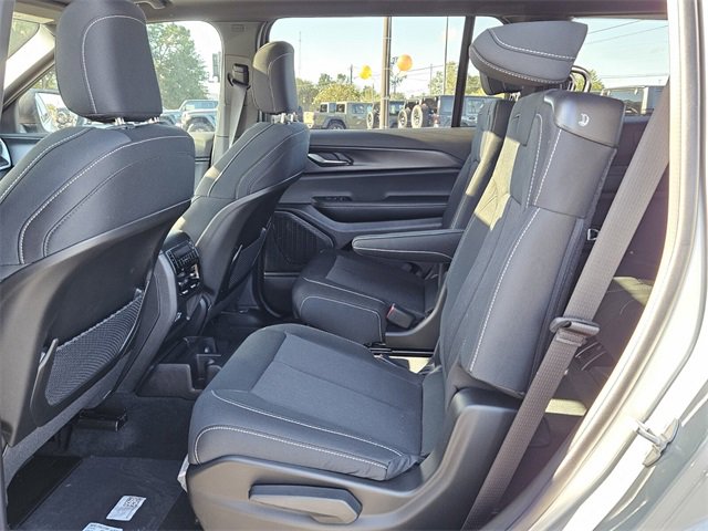 New 2025 Jeep Grand Cherokee L Laredo image 4