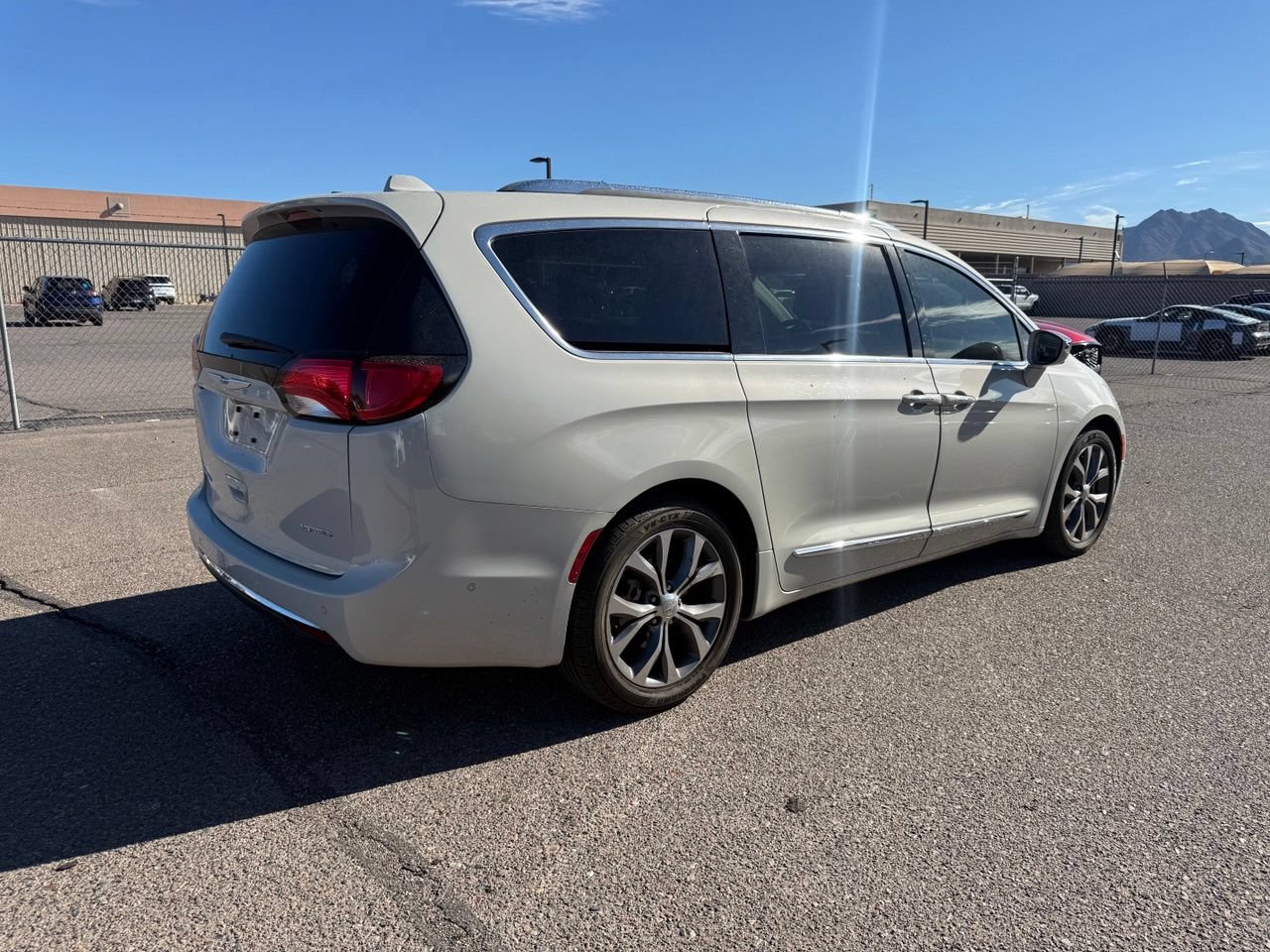 Used 2017 Chrysler Pacifica Limited w/ Advanced Safetytec Group FWD image 5
