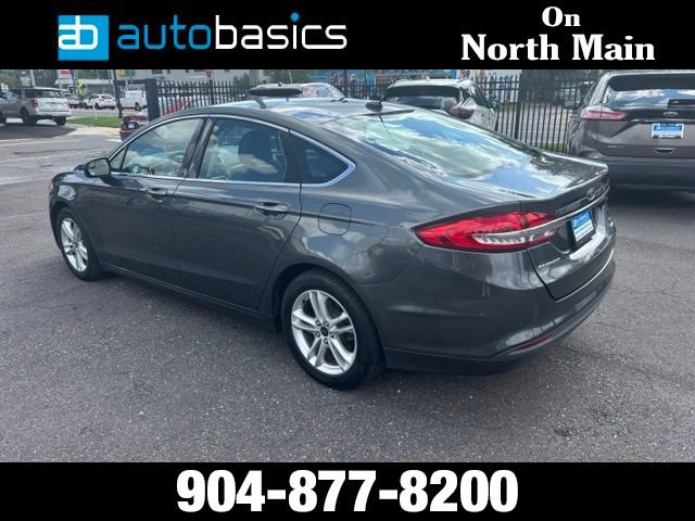 Used 2018 Ford Fusion SE w/ Fusion SE Technology Package FWD image 3