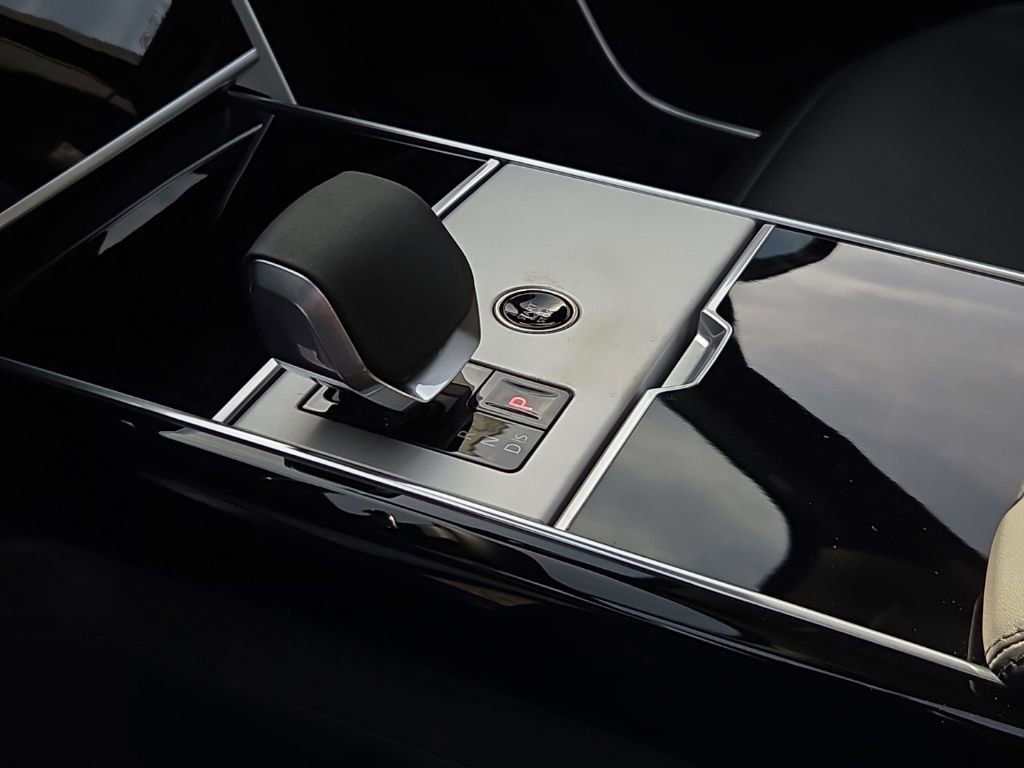 New 2026 Land Rover Range Rover Long Wheelbase SE AWD/4WD image 13