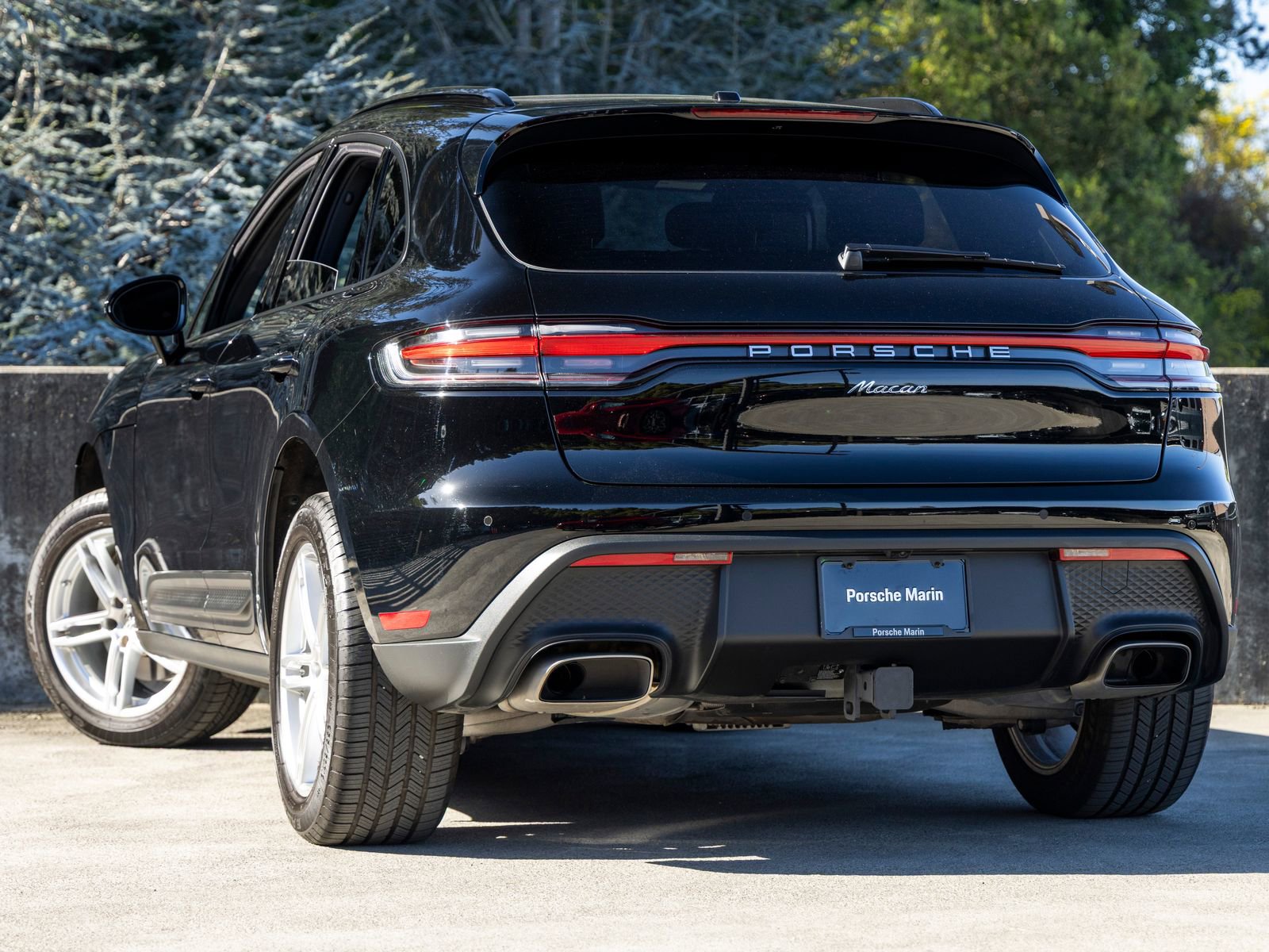 Certified 2025 Porsche Macan AWD/4WD image 3