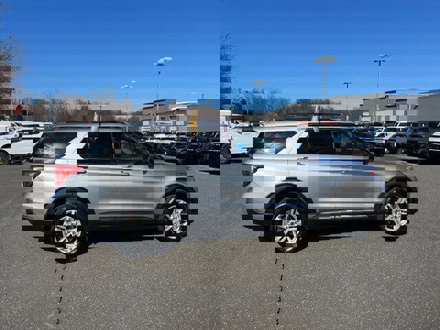 Certified 2021 Ford Explorer XLT w/ Equipment Group 202A image 6