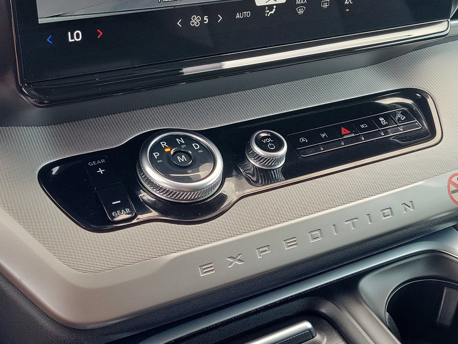 Certified 2025 Ford Expedition Active AWD/4WD image 28