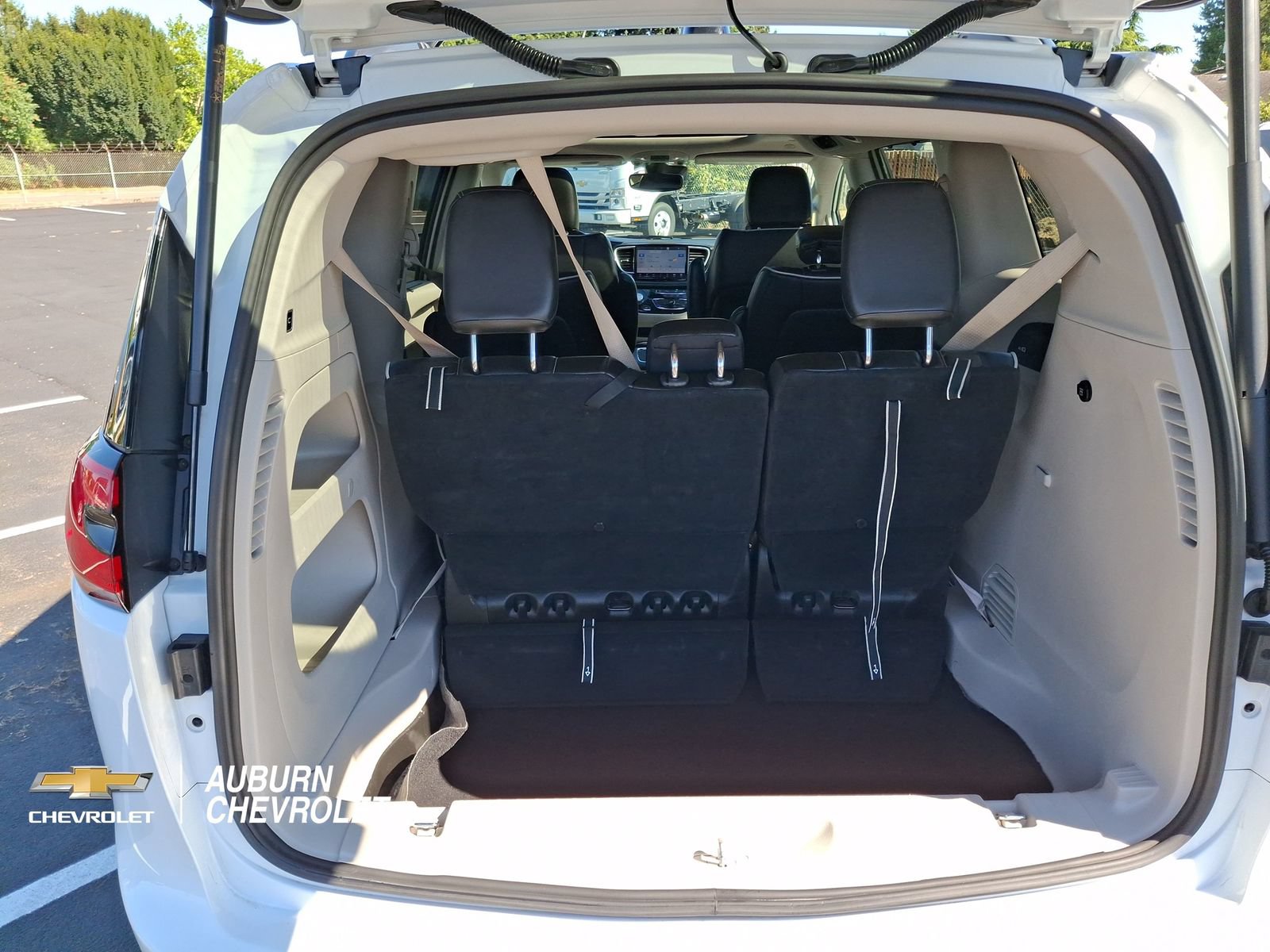 Used 2023 Chrysler Pacifica Limited FWD image 19