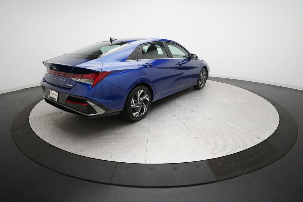 Used 2025 Hyundai Elantra Limited image 35