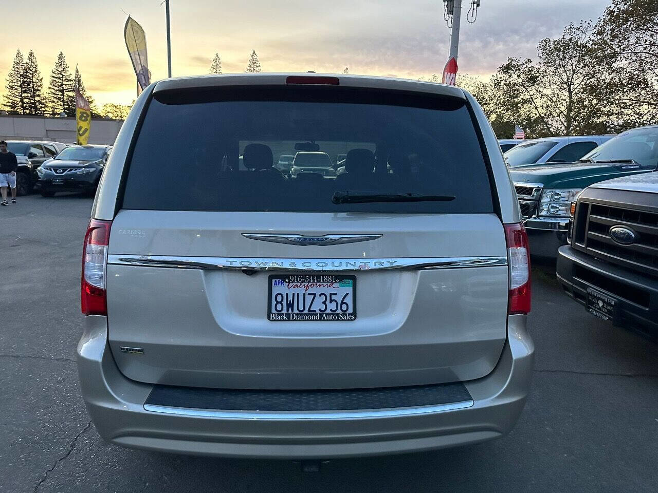 Used 2014 Chrysler Town & Country Touring FWD image 5