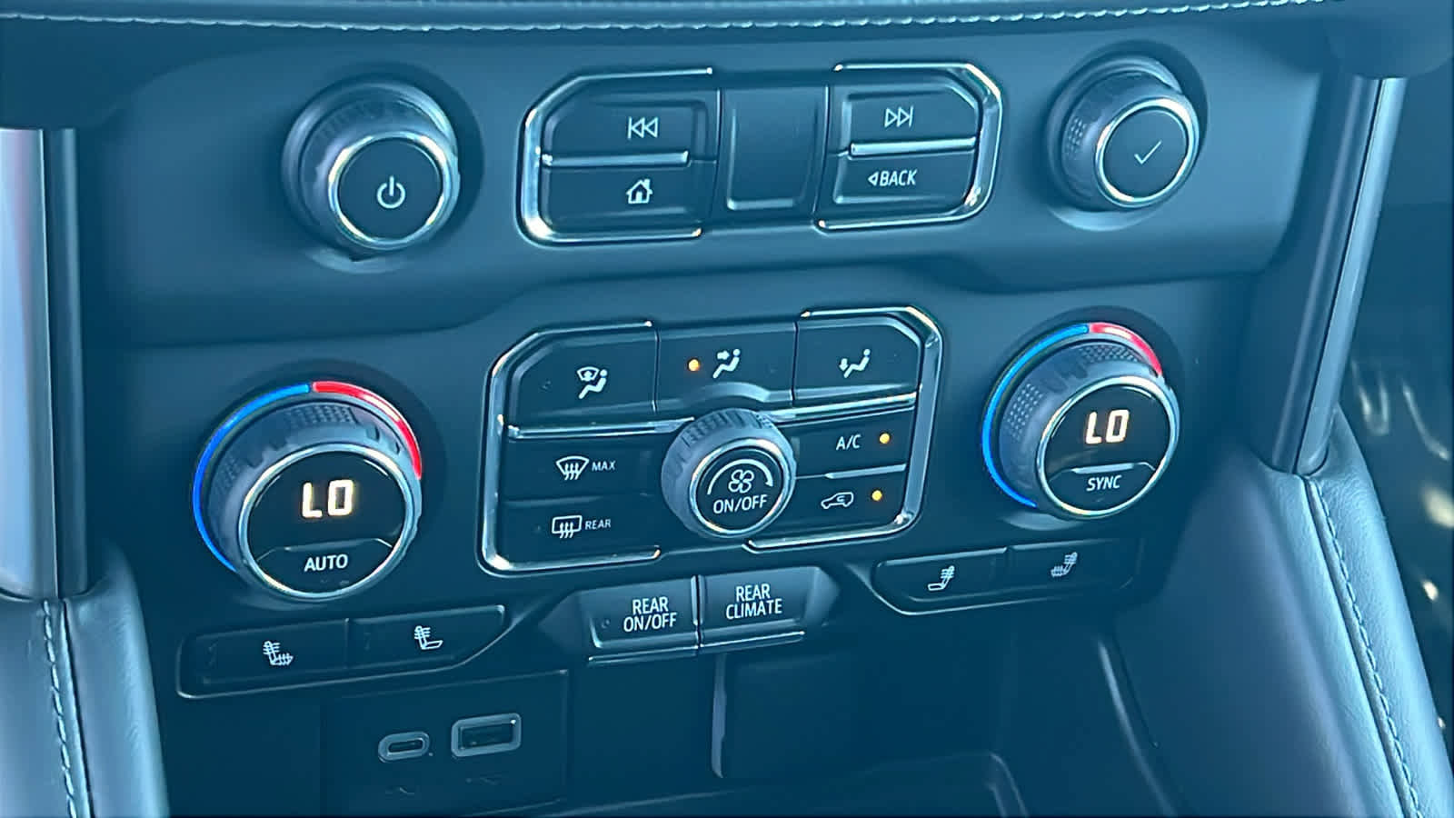 Used 2023 Chevrolet Tahoe Z71 w/ Luxury Package image 14