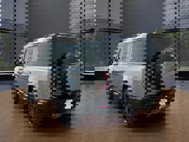 Used 2023 Land Rover Defender 130 X-Dynamic SE image 15