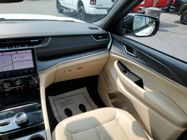 Used 2023 Jeep Grand Cherokee Limited AWD/4WD image 16