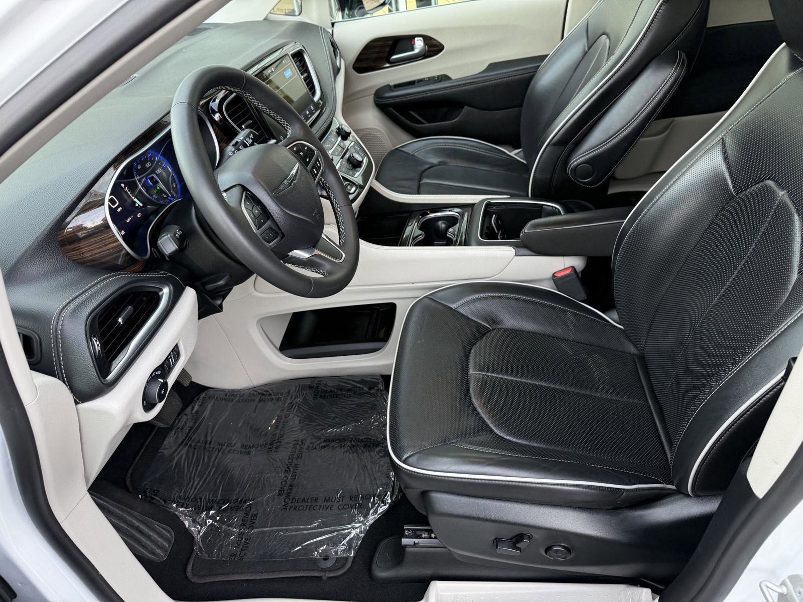 Used 2024 Chrysler Pacifica Limited image 11