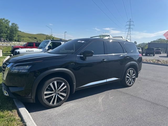 Used 2025 Nissan Pathfinder Platinum w/ Cargo Package image 7