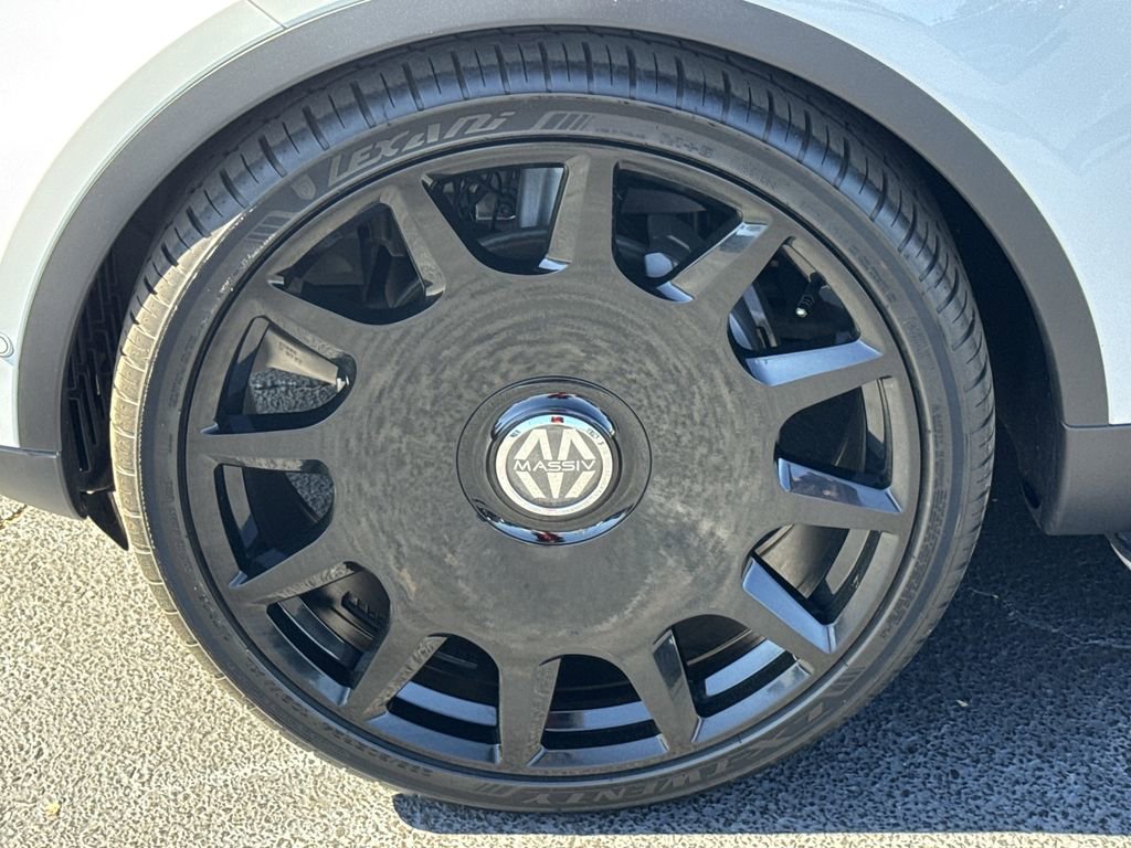 Used 2025 Land Rover Discovery S image 11