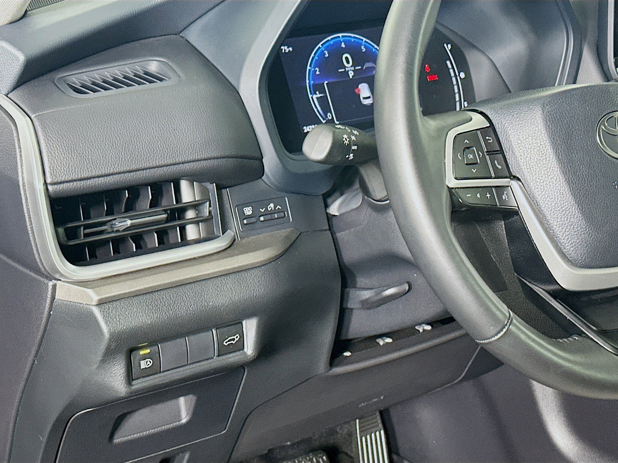 Used 2025 Toyota Grand Highlander FWD image 17
