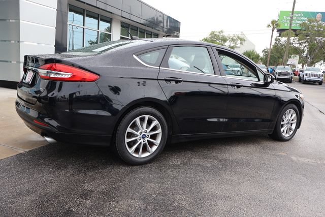 Used 2017 Ford Fusion SE FWD image 9