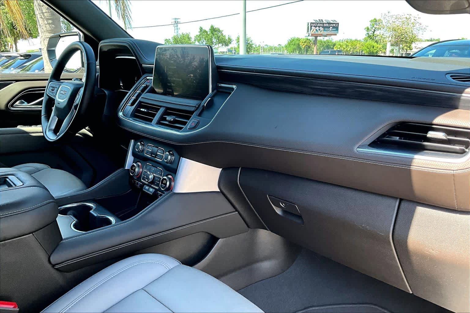 Used 2024 GMC Yukon SLT w/ SLT Luxury Package AWD/4WD image 19