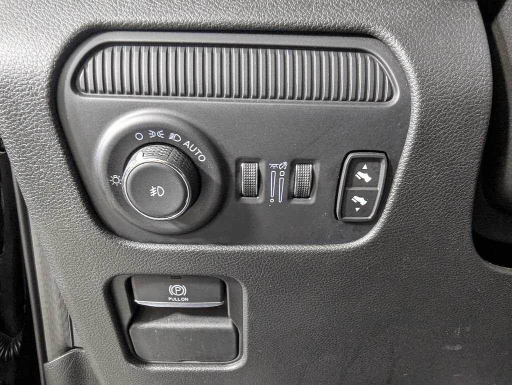 Used 2024 Jeep Wagoneer L Series II RWD image 15