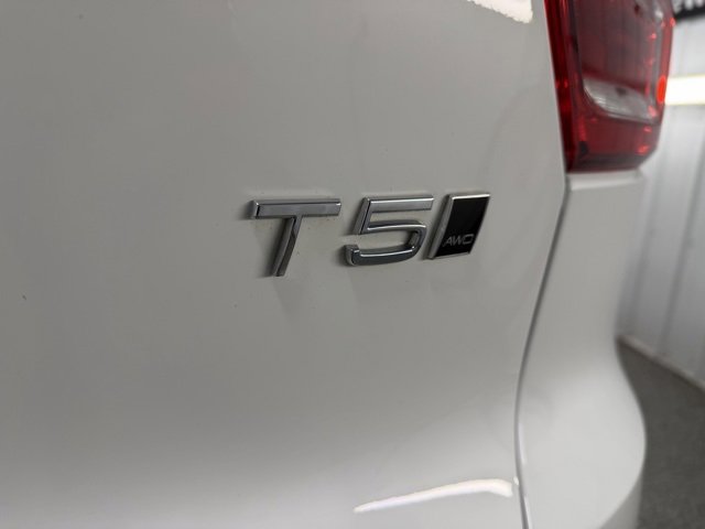 Used 2020 Volvo XC40 T5 Momentum w/ Premium Package image 30