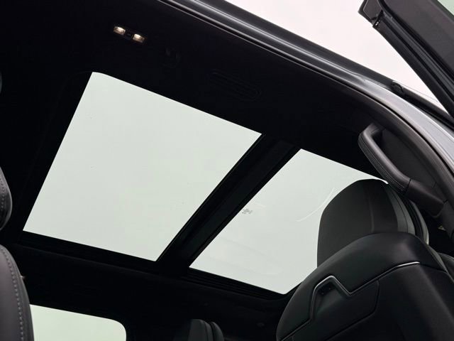 Used 2025 Lincoln Navigator Reserve w/ Jet Appearance Package image 6