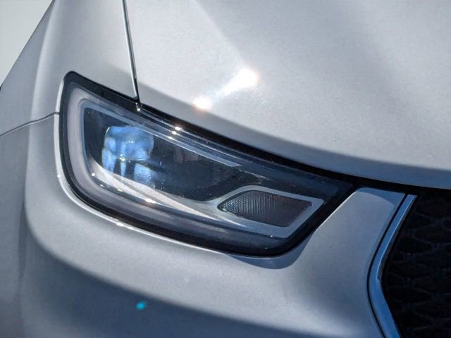 Used 2024 Chrysler Pacifica Touring-L image 9