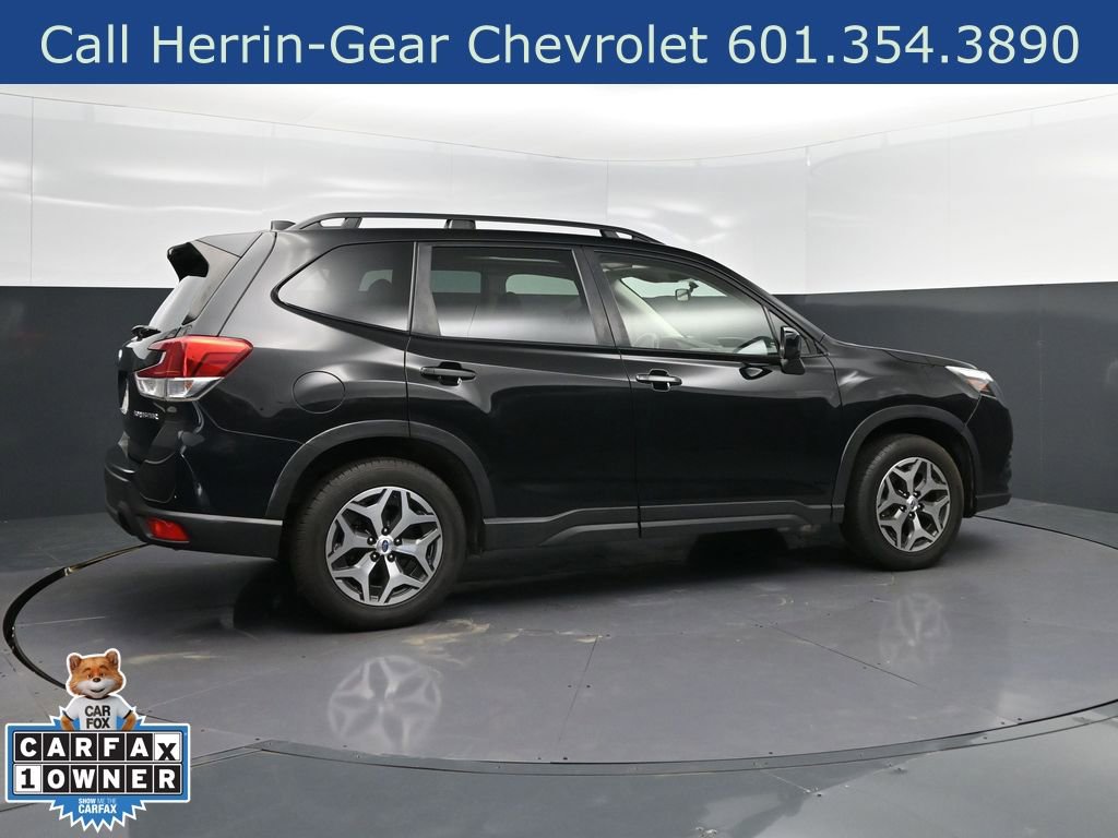 Used 2023 Subaru Forester Premium image 8