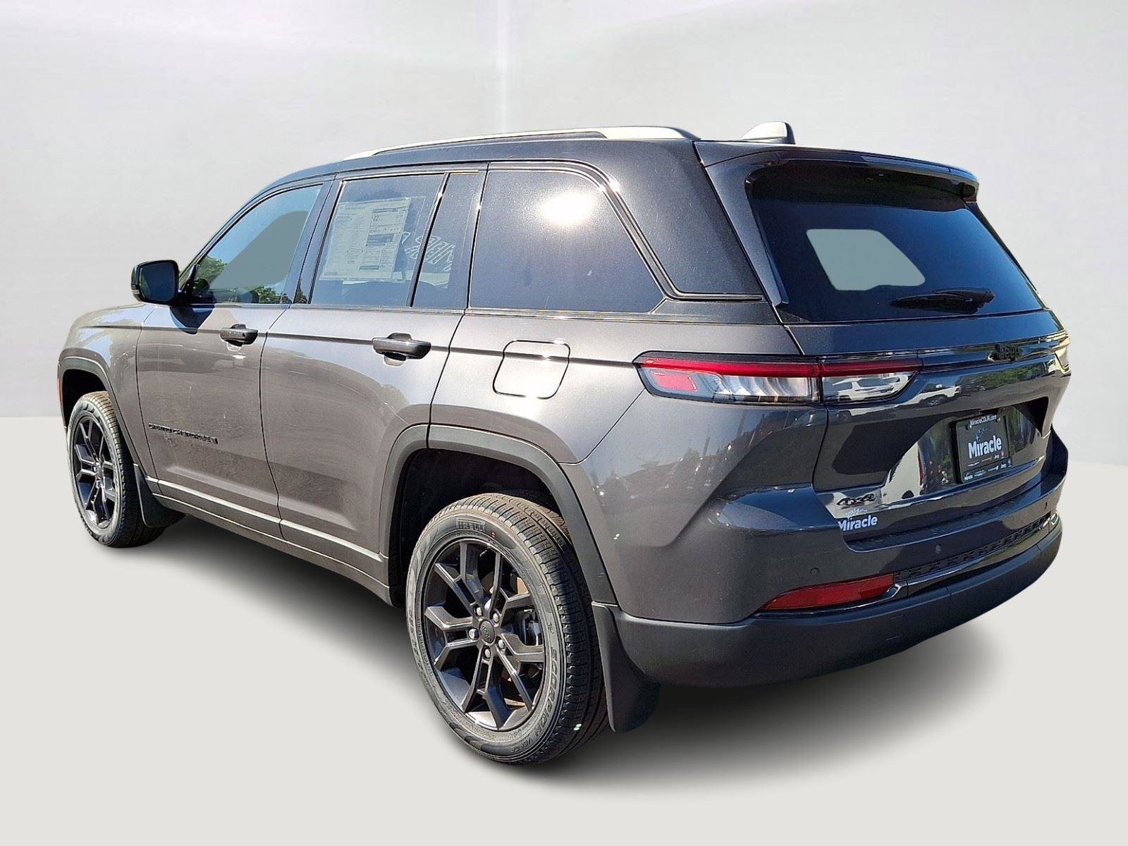 New 2025 Jeep Grand Cherokee Limited w/ MOPAR Finishing Package AWD/4WD image 5