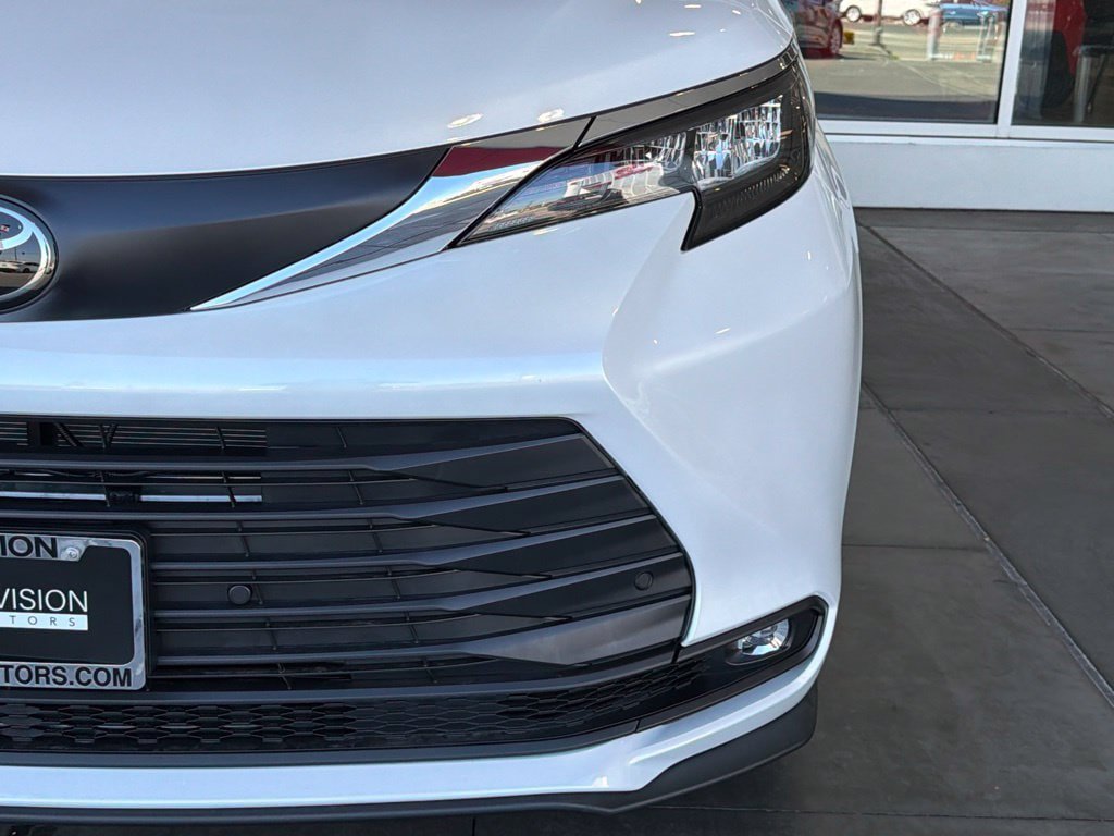 New 2026 Toyota Sienna XLE AWD/4WD image 5