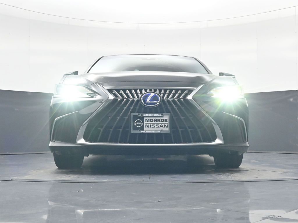 Used 2022 Lexus ES 300h 300h Luxury w/ Accessory Package image 18