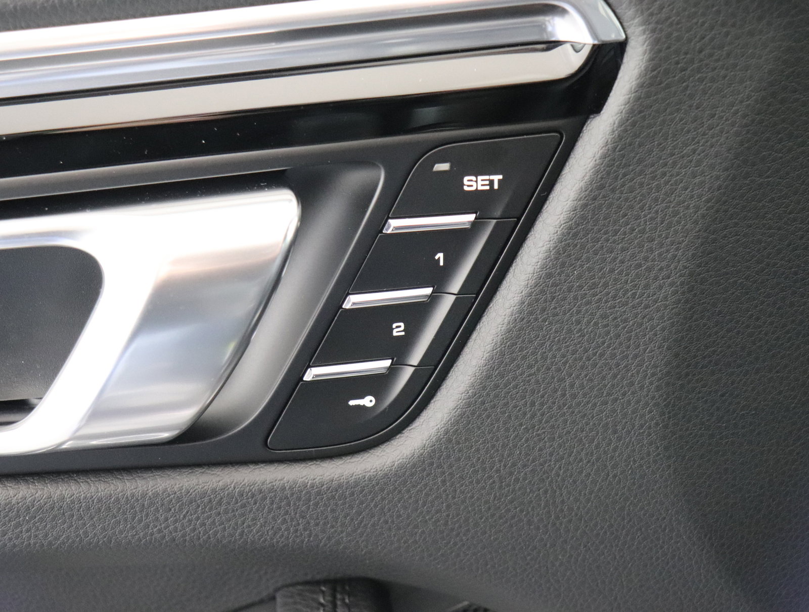 Used 2025 Porsche Macan image 26