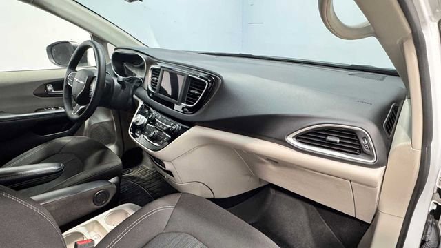 Used 2022 Chrysler Voyager LX image 11