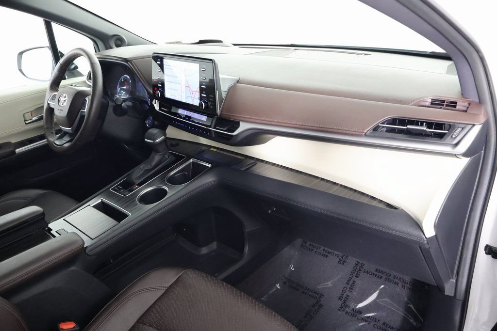Used 2024 Toyota Sienna Platinum FWD image 9